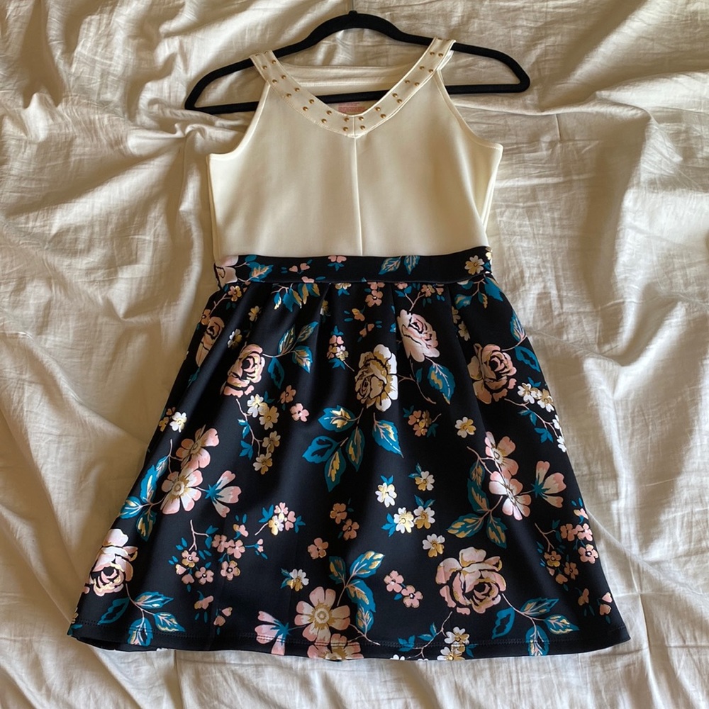 White and floral dress. Kids. Brand: Epic Threads Size: L